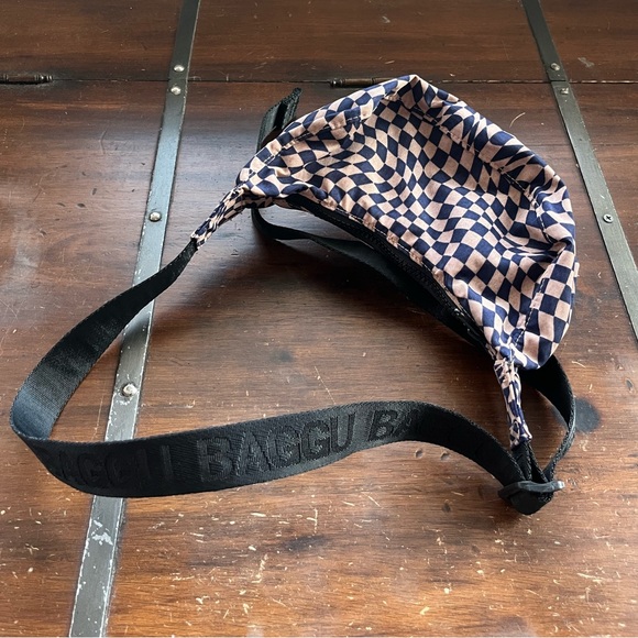 BAGGU Trippy Checkered Mini Crescent Bag (rare) - Picture 2 of 5